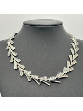 Vintage Stylized Leaf Necklace Collar Silver Tone Metal Fold Over Clasp Unmarked